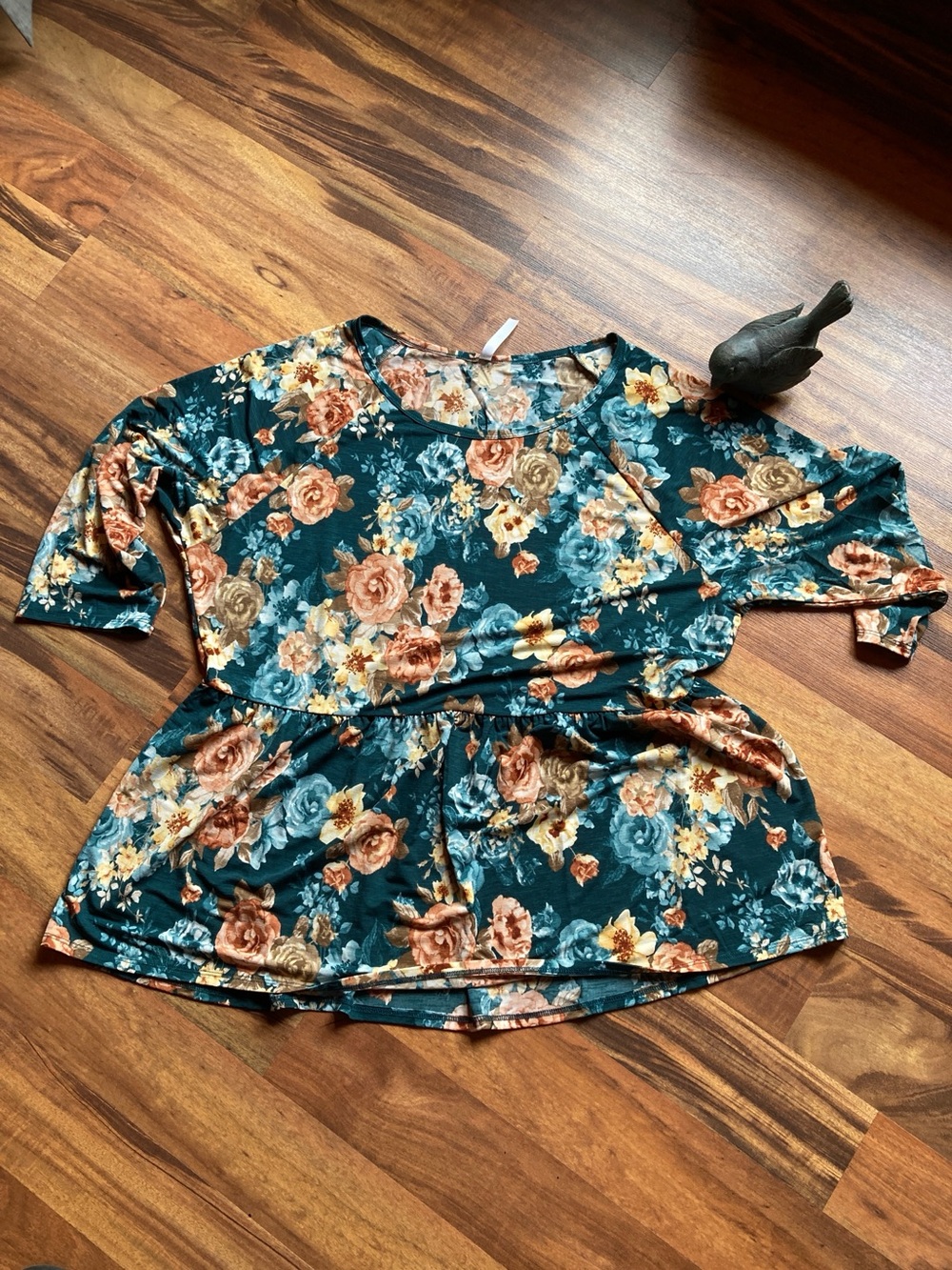 Dear Scarlett 2X below elbow sleeve floral pattern ruffle bottom top